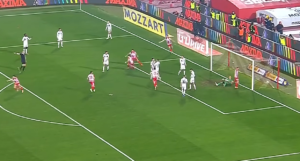 Crvena zvezda vodi, Vasilije Kostov postiže gol.