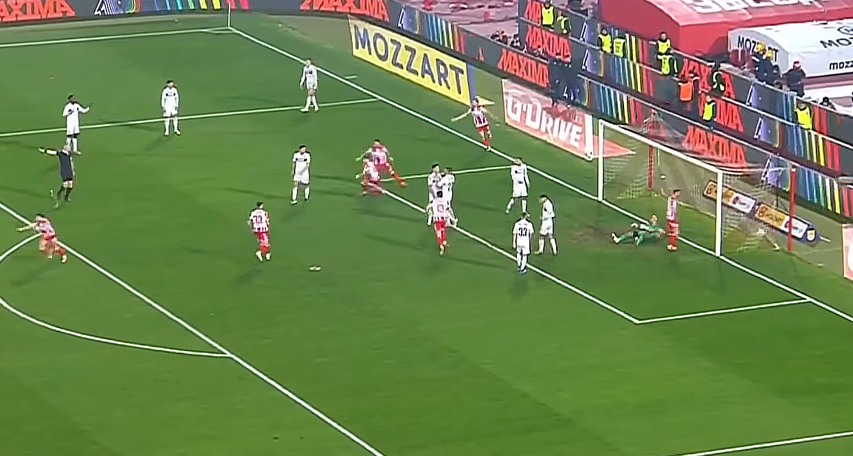 Crvena zvezda vodi, Vasilije Kostov postiže gol.