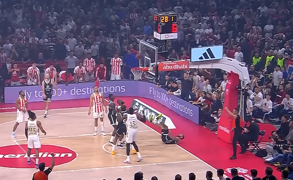 Carlik postiže važan koš za pobedu Partizana u Večitom derbiju.