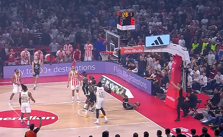 Carlik postiže važan koš za pobedu Partizana u Večitom derbiju.
