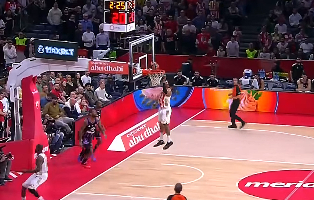 Chima Moneke predvodio Crvenu zvezdu do pobede protiv Parisa.