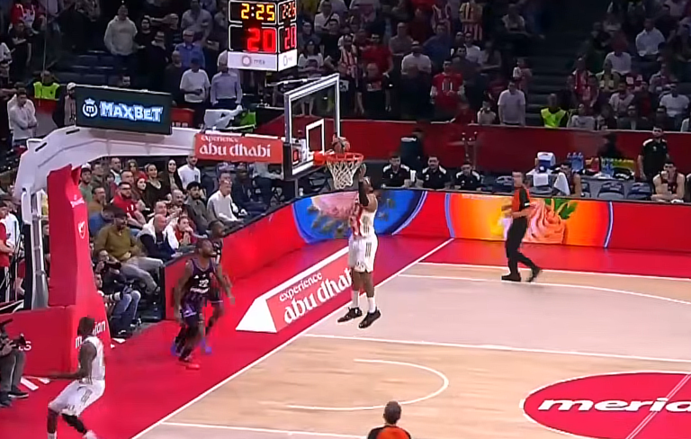 Chima Moneke predvodio Crvenu zvezdu do pobede protiv Parisa.