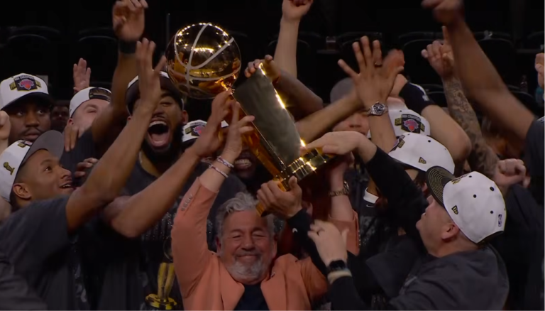 New York Knicks podigli NBA trofej posle 53 godine!